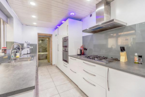 Luxury 4 bed house with Jacuzzi, we take deposits